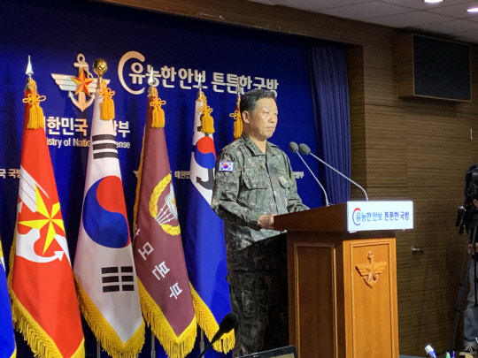 안영호 합동참모본부 작전본부장이 24일 오전 서울 용산구 국방부에서 실종 공무원 피격 사건 관련 브리핑을 하고 있다.  연합뉴스